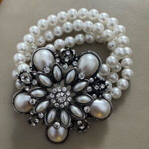 ⚪ Elegant Pearl and Crystal Flower Bracelet (Stretchy)